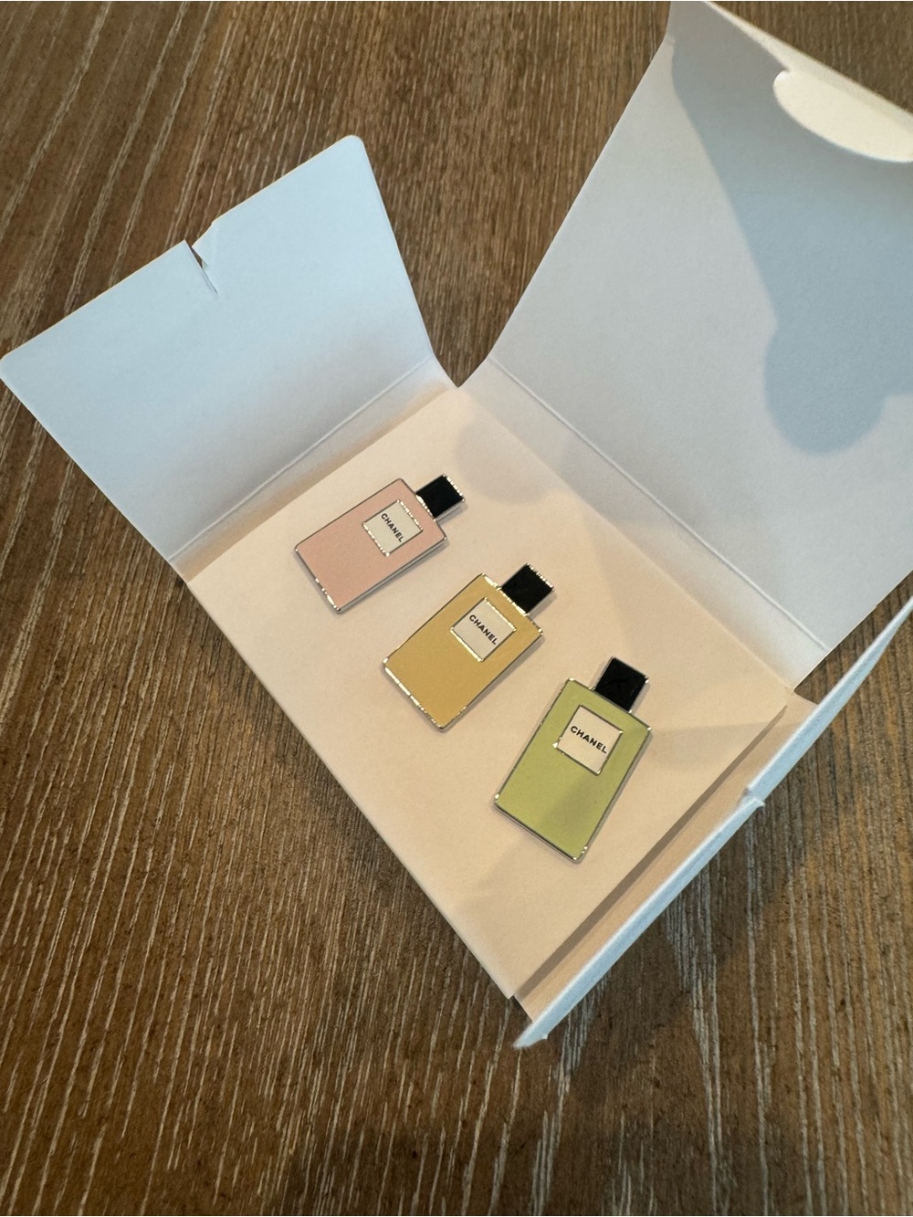 Chanel Parfums pins - Pink, Yellow, Green - Picture 4 of 6